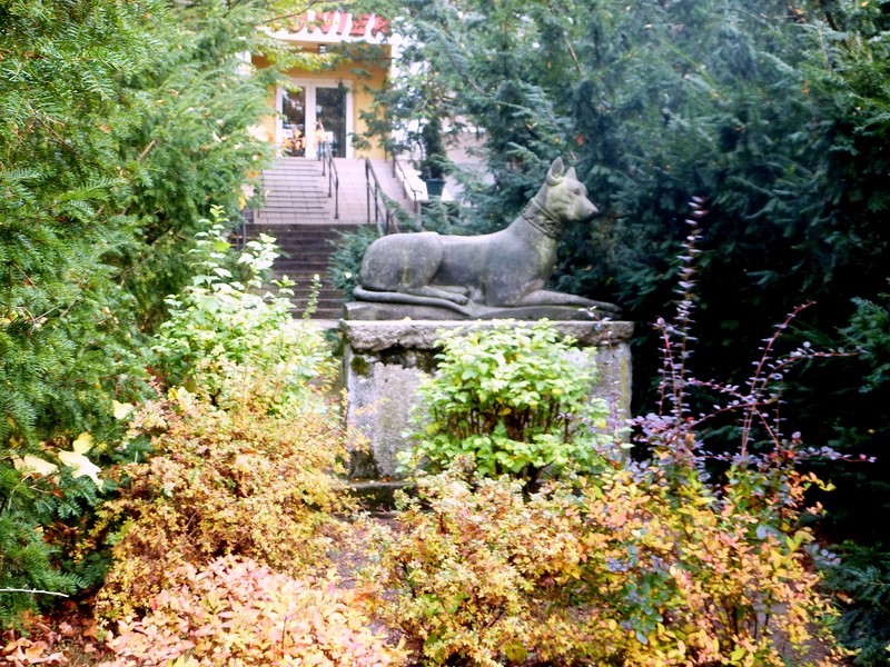 Park Zdrojowy, pomnik ukochanego psa księcia brzeskiego Jerzego II - kopia