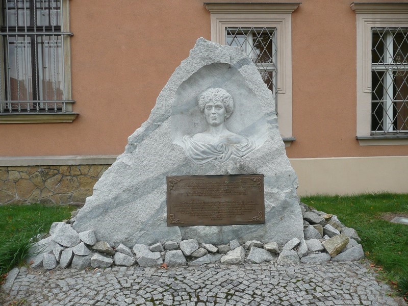 Pomnik Księżnej Daisy na terenie zespołu pałacowo-parkowego