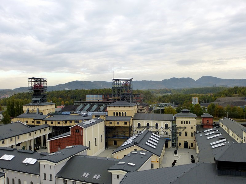 Widok z 24-metrowej wieży widokowej na teren byłej kopalni, w głębi panorama Gór Wałbrzyskich