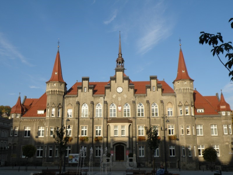 Wytrwali mogli jeszcze zwiedzić centrum Wałbrzycha, widoczny tu Urząd Miejski