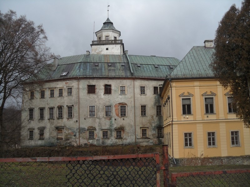 W pobliżu Rynku położony jest renesansowo-barokowy zamek z XVII w.poddawany obecnie renowacji