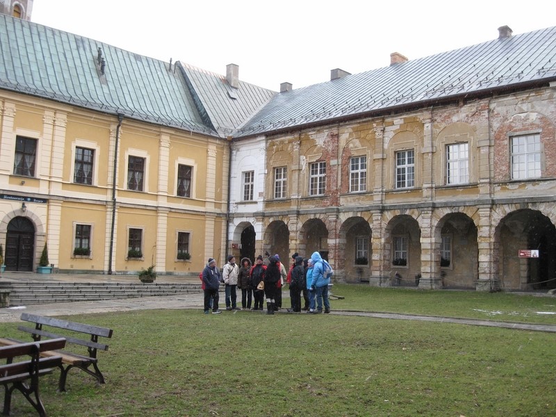 Zamek Althannów, dziedziniec paradny, skrzydło północne oraz wschodnie z arkadami