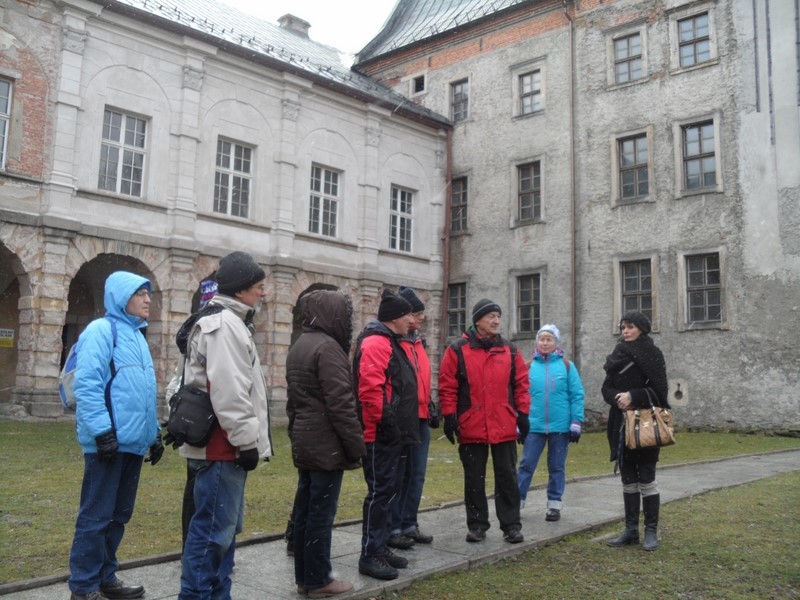 Pani przewodnik wprowadzi nas za chwilę na zamkowy dziedziniec