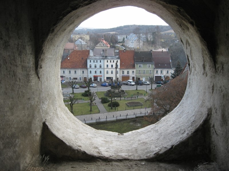 Wspinajac się na Czarną Wieżę odsłania się widok na międzyleski Rynek przez gotycki okulus