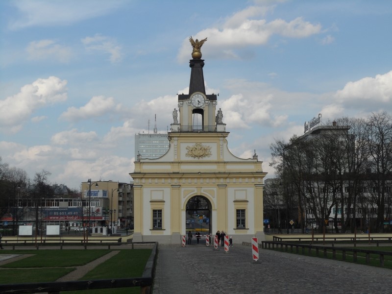 Białystok - okazała barokowa Brama Gryfa z poł.XVIII w., przez którą wchodzimy na teren rezydencji