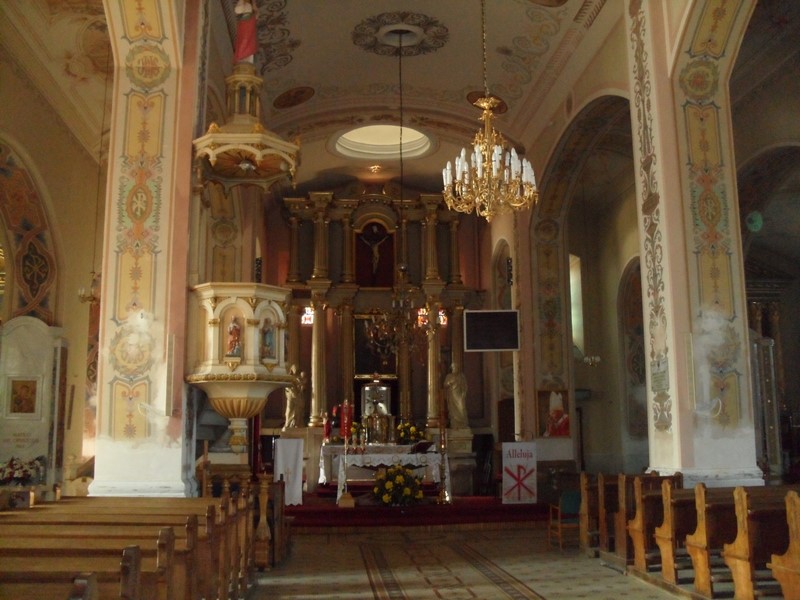 Nawa główna kościoła, w ołtarzu obraz z wizerunkiem św.Antoniego