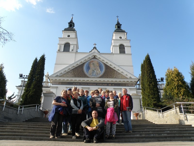 Uczestnicy Spotkania na tle fasady kościoła, z widoczną na niej mozaiką z wizerunkiem MB Ostrobramskiej