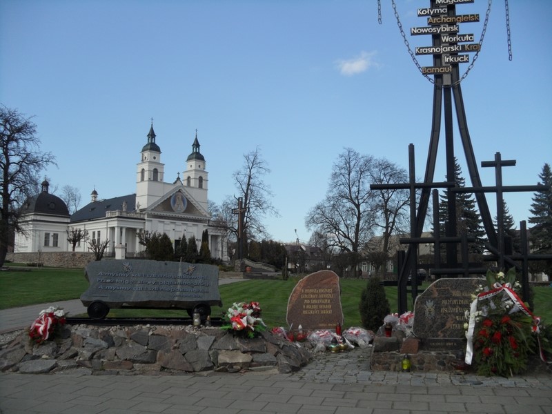 Na placu  kościelnym od 2007 r. stoi Pomnik Zesłańców Sybiru