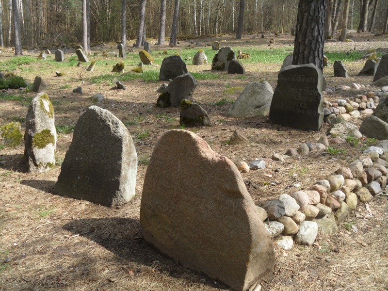 Cmentarz położony jest na malowniczym wzgórzu porośniętym stuletnimi sosnami