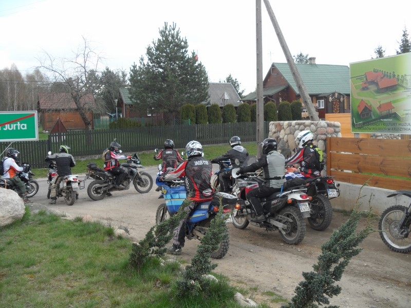 Rozsmakowani w tatarskim jadle opuszczamy Jurtę w towarzystwie wytrawnych motocyklistów