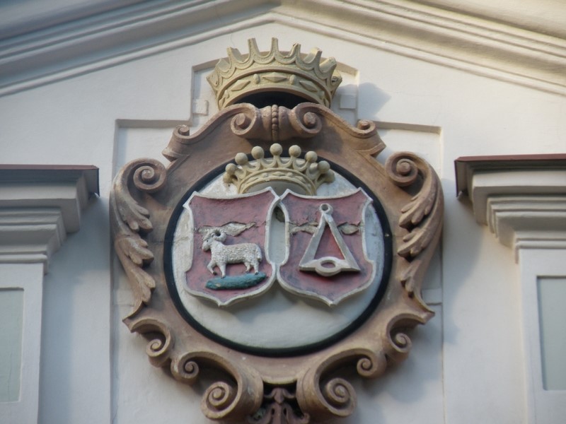 Na fasadzie widoczny herb rodziny hrabiów Załuskich