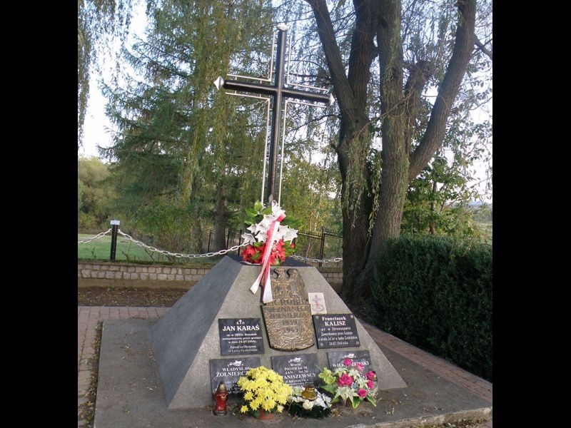 Na iwonickim cmentarzu Grób Nieznanego Żołnierza - zbiorowa mogiła żołnierzy AK