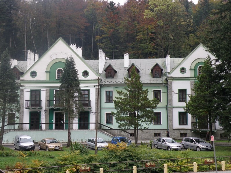 Przed nami pięknie położone sanatorium POD JODŁĄ