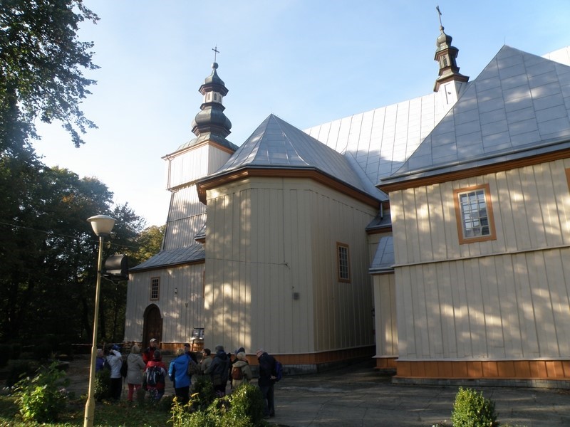 Popołudniowy spacer zawiódł nas do drewnianego kościółka parafialnego pw.Wszystkich Świętych w Iwoniczu - II poł.XVI w.przeb.w XVII i XIX w.