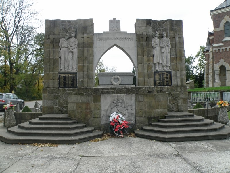 ...i pomnikiem rozstrzelanych przez SS Galizien w 1944 r.