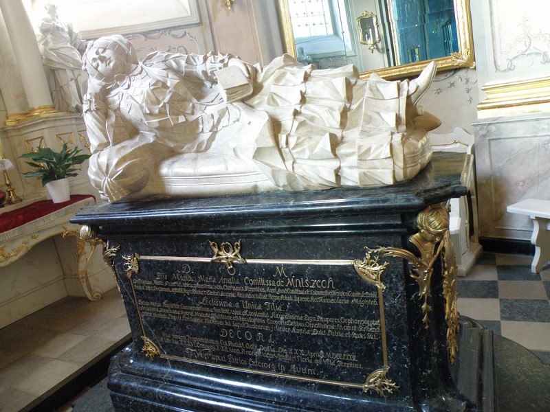 Nagrobek Marii Amalii Mniszchowej przedstawiającą zmarłą w stroju dworskim