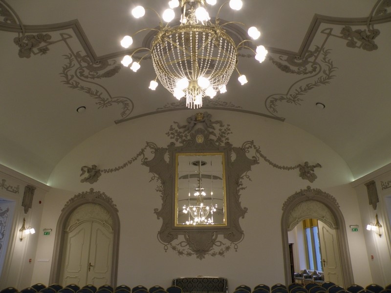 Podziwiamy reprezentacyjną aulę nazwaną SALĄ KRÓLEWSKĄ