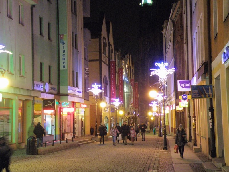 A teraz udajemy się na wieczorny spacer barwnymi, jeszcze karnawałowymi ulicami Legnicy