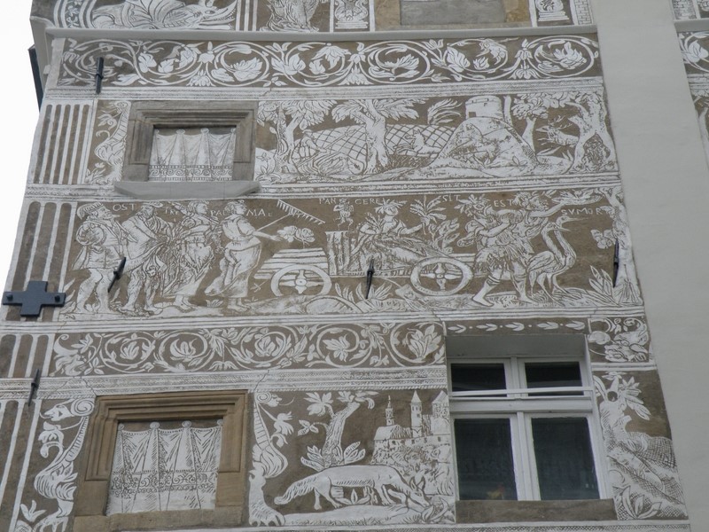 Cała ściana została podzielona na pięć poziomych pasów, w których znajdują się przedstawienia figuralne.