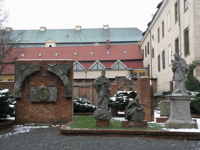 Legnickie LAPIDARIUM-prezentowane są tu elementy zabytkowej architektury i rzeźby, ocalałe po starej zabudowie Legnicy zburzonej w trakcie II W.Ś
