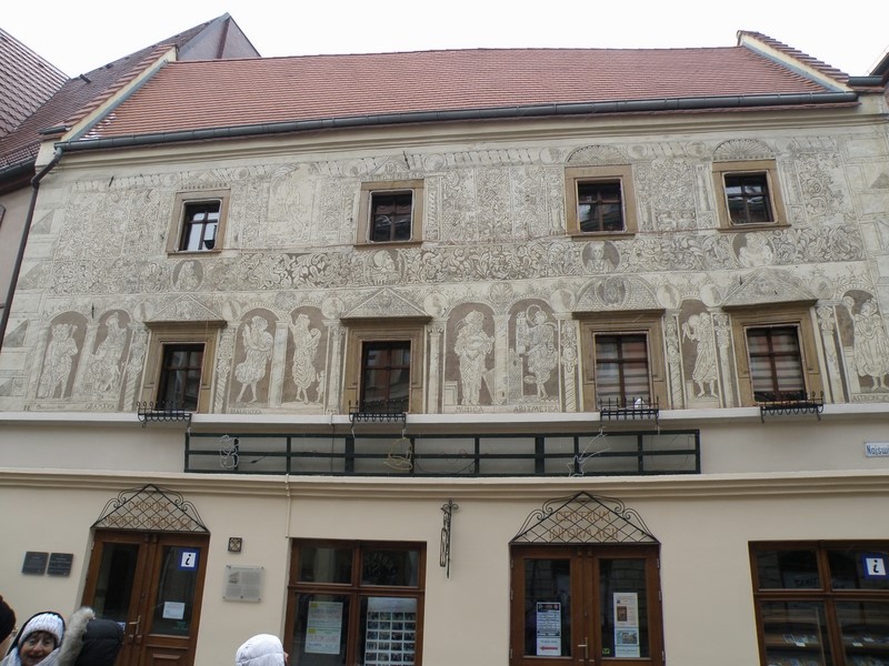 KAMIENICZKA SCHOLZA - renesansowa z 1611 r.należała do rektora szkoły św. Piotra i Pawła,elewacja ozdobiona niezwykłym ornamentem sgraffitowym.