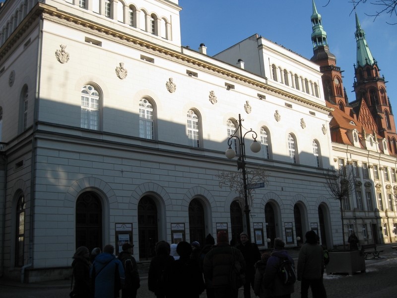 Pośrodku rynku stoi zabytkowy budynek TEATRU im.Heleny Modrzejewskiej, który pochodzi z 1840 roku.