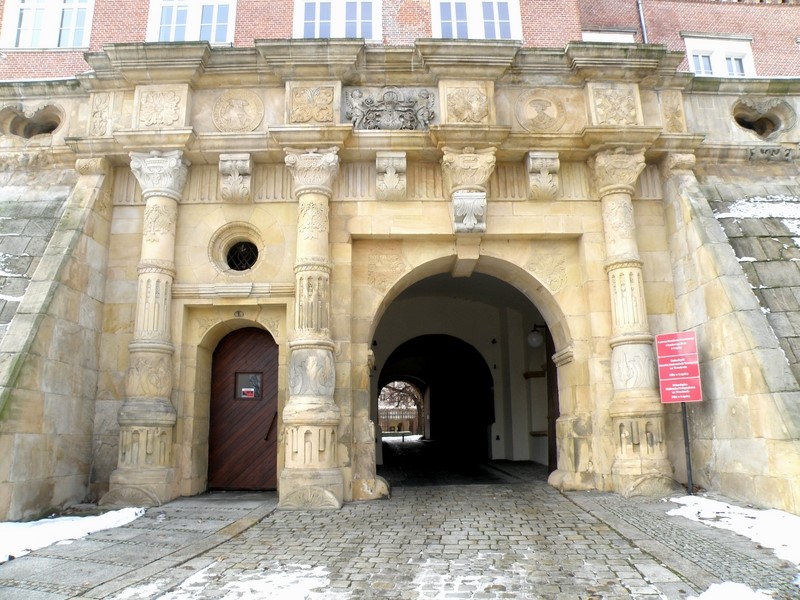 Z 1533 r.pochodzi RENESANSOWY PORTAL z bramą wjazdową i wizerunkami księcia Fryderyka II oraz jego żony