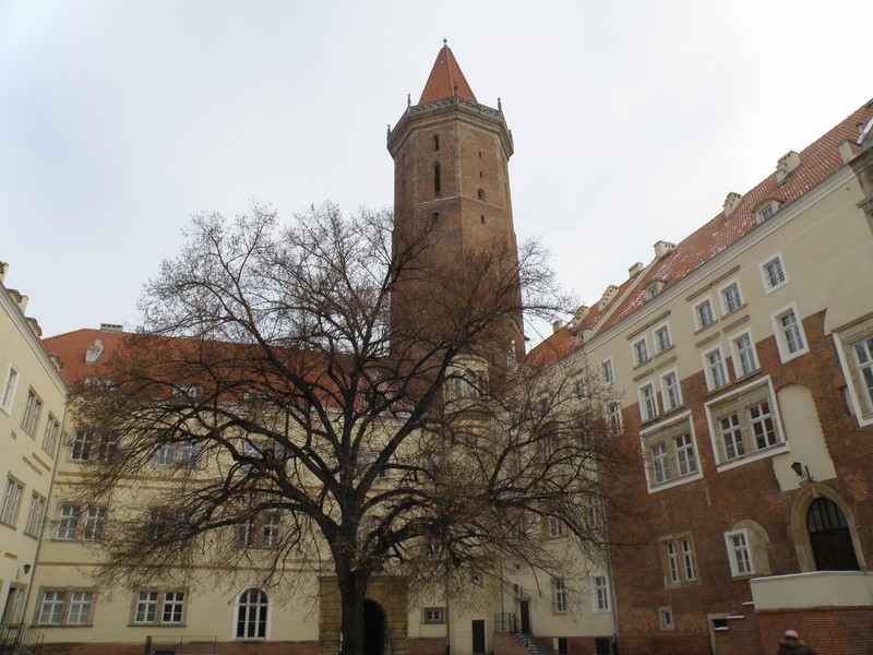 Wewnętrzny dziedziniec z widokiem na wieżę św.Piotra..