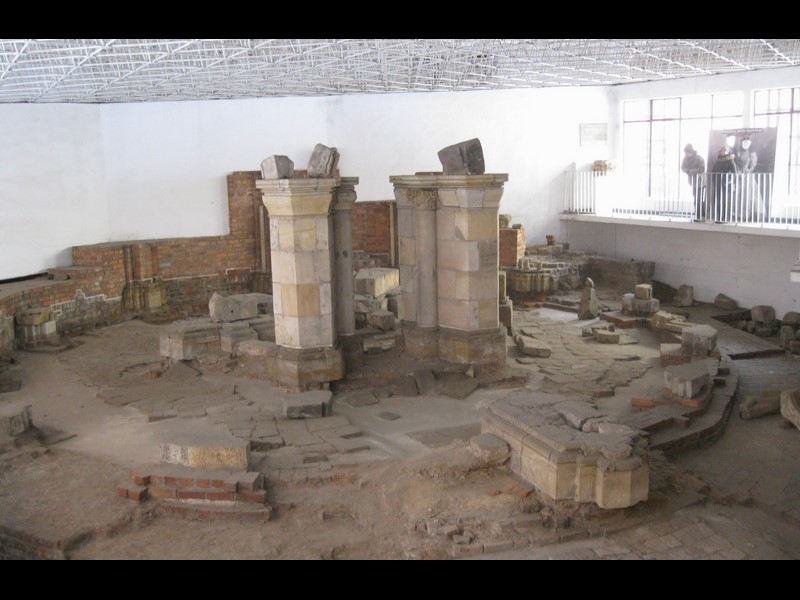 W czasie prac remontowych na zamku legnickim prowadzone były równocześnie badania archeologiczno – architektoniczne