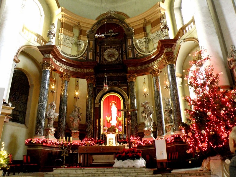 W prezbiterium ołtarz główny, pochodzący z k. XIX w. z barokowymi figurami czterech ewangelistów