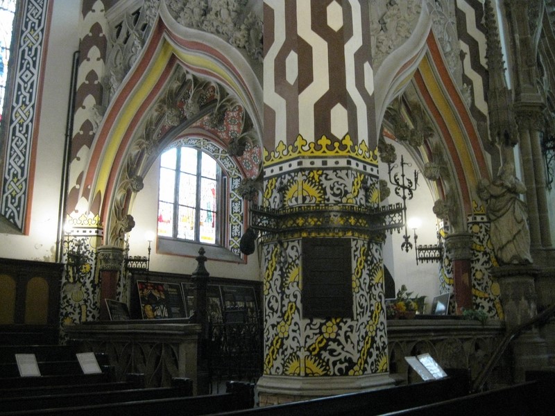Prace renowacyjne wewnątrz kościoła zostały przeprowadzone na pocz. XX w., wówczas został on pomalowany w geometryczne mauretańskie wzory