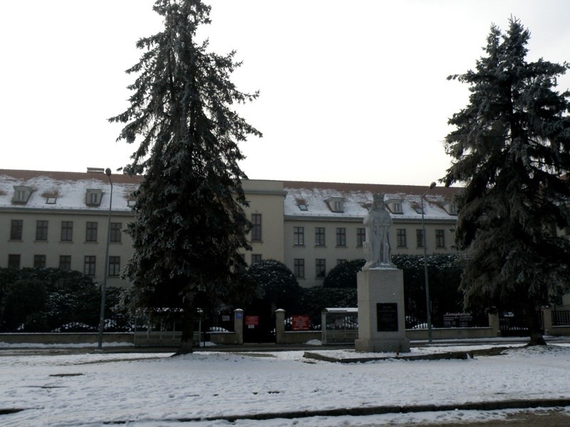 Obecny budynek ZUS-u  zajmowało dowództwo PGWAR, (Północnej Grupy Wojsk Armii Radzieckiej), do 1945 r. należał do Wehrmachtu