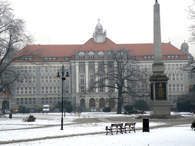 Sowiecki DOM OFICERA, od 1993 r. Kuria Biskupia i Wyższe Seminarium Duchowne, z prawej  pomnik upamiętniający 760-lecie bitwy pod Legnicą