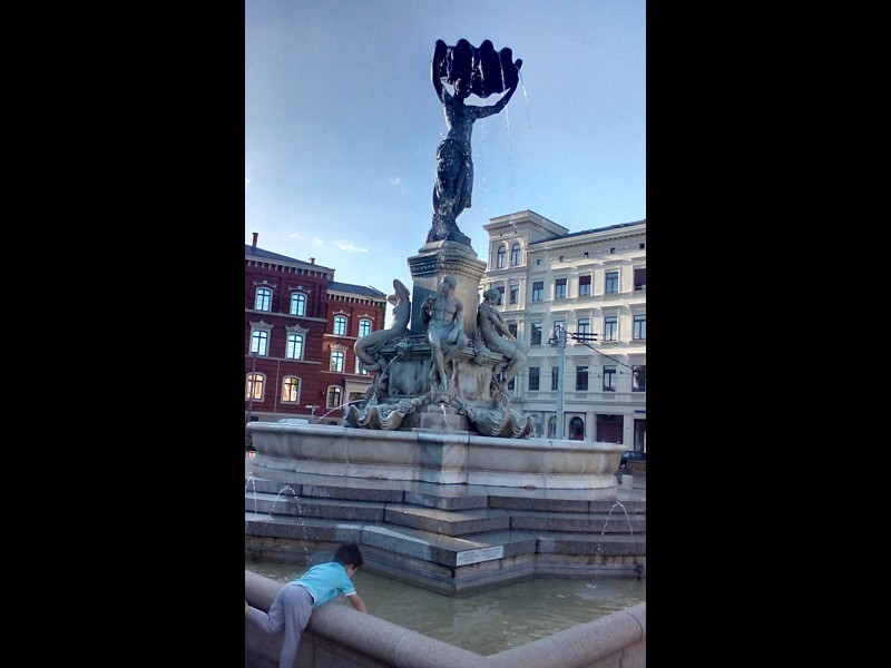 Na Placu Pocztowym okazała fontanna nosząca nazwę Muschelminna, potocznie DZIEWCZYNA Z MUSZLĄ