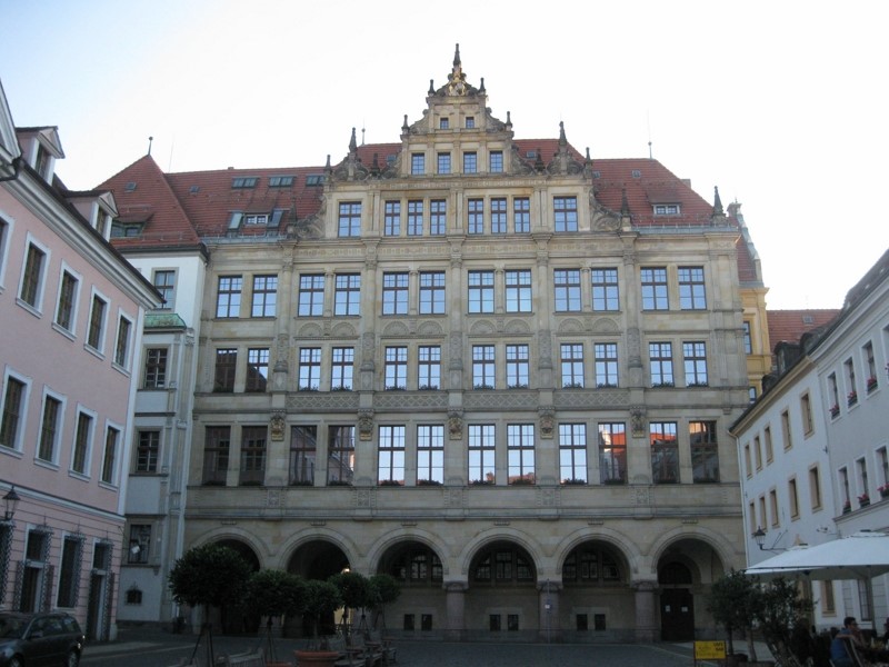 NOWY RATUSZ (Neues Rathaus) zaprojektowany został przez Juergena Kroegera w stylu neorenesansowym