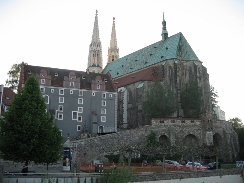 Na pierwszym planie młyn (Vierrademühle), w głębi kościół św. Piotra i Pawła obok najstarszy świecki budynek w mieście (Waidhaus)
