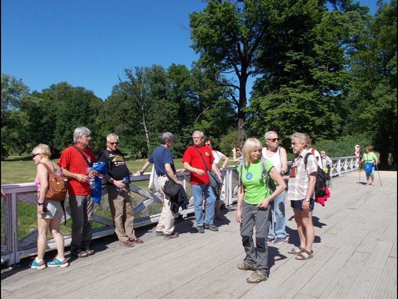 Znajdujemy się na PODWÓJNYM MOŚCIE, gdzie granica polsko-niemiecka podzieliła park na dwie części - wschodnią 522 ha i zachodnią - 206 ha