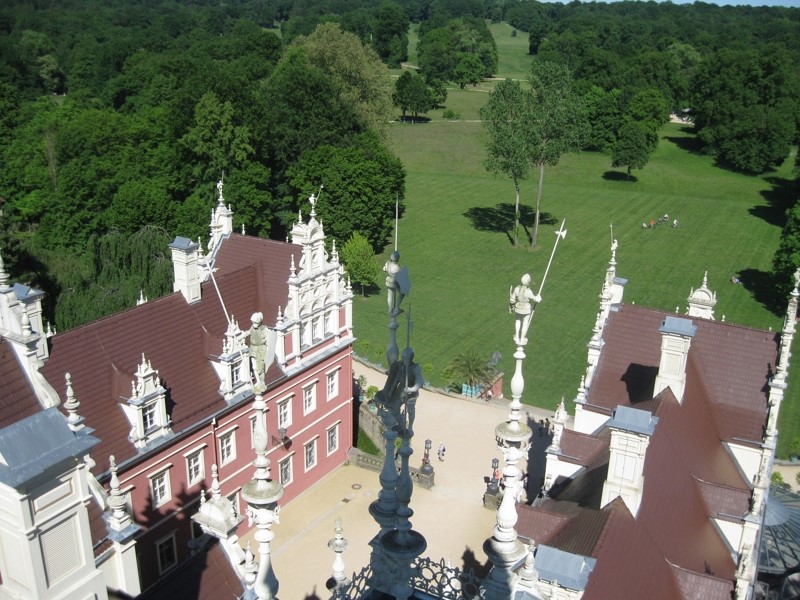 Z udostępnionej turystom wieży zamkowej możemy zachwycić się architekturą obiektu i jego urokliwym położeniem