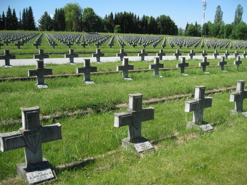 Kierujemy się na cmentarz wojenny BOHATERÓW II ARMII WOJSKA POLSKIEGO - największy cmentarz wojenny w Polsce