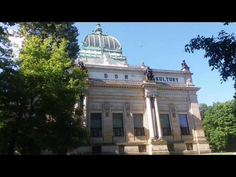 W głębi widoczny MIEJSKI DOM KULTURY, zw.od 1902 r. Górnołużycką Halą Pamięci