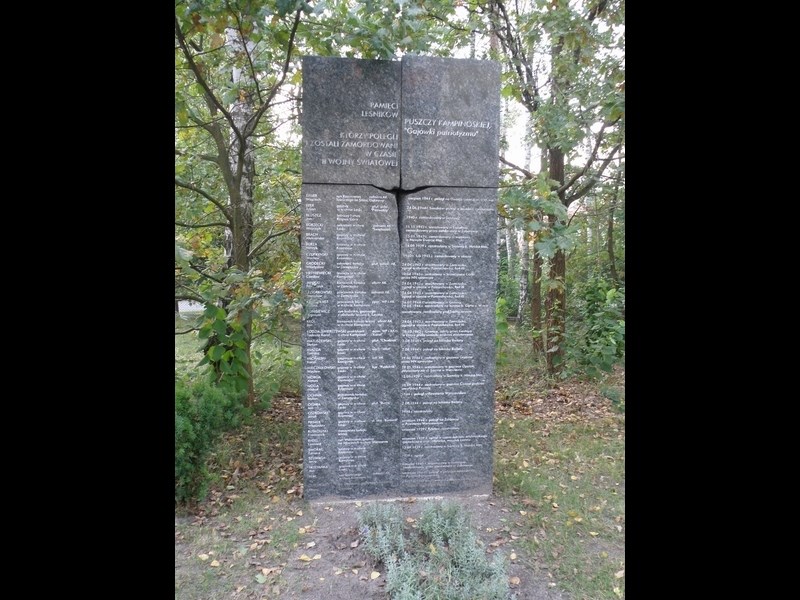 W otoczeniu Dyrekcji pomnik poświęcony poległym i zamordowanym leśnikom Puszczy Kampinowskiej