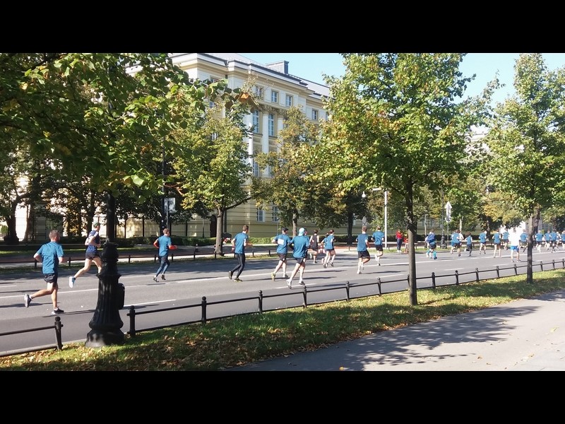 Oczekując na przewodnika kibicujemy uczestnikom  biegu ulicami Warszawy „BIEGNIJ  WARSZAWO”