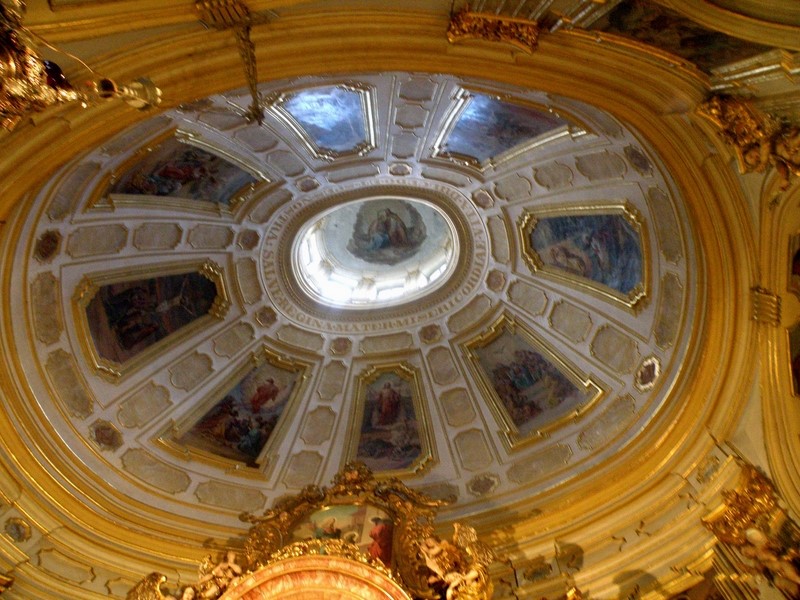 Prezbiterium nakryto kopułą z latarnią ozdobioną medalionami z postaciami świętych, czcicieli Matki Boskiej