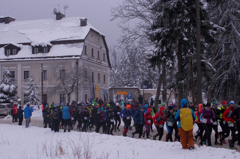 W sobotni poranek atrakcja - ZIMOWY PÓŁMARATON GÓR STOŁOWYCH wybiega na trasę z nowej siedziby PNGS