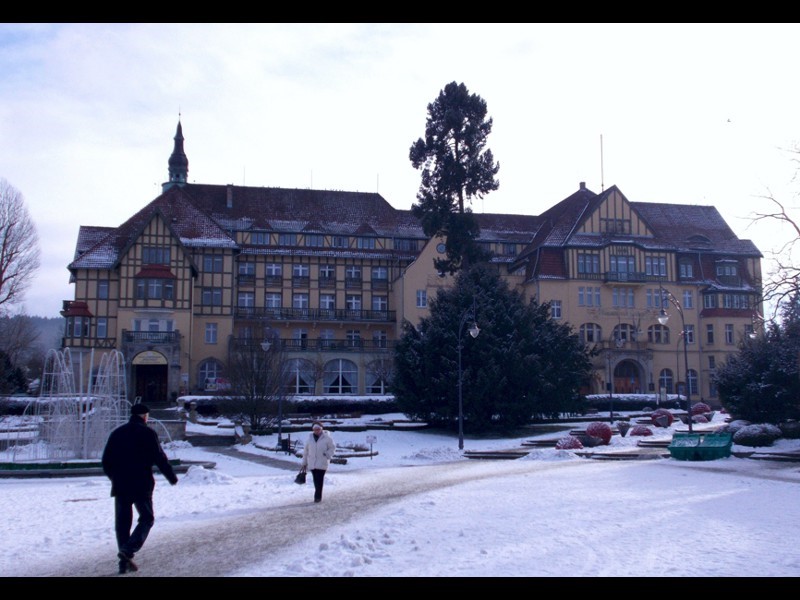 Obok dominuje wspaniała bryła Sanatorium Polonia mieszcząca w swym wnętrzu m.in. Teatr Zdrojowy im.St.Moniuszki.